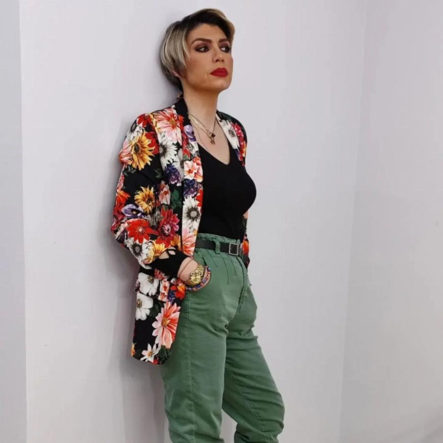 Η «Γυναίκα με τα μαύρα» του «Chase» όπως δεν την έχουμε ξαναδεί: Η Μαρία Μάρκου εμφανίστηκε με σούπερ μίνι ροζ shirt dress