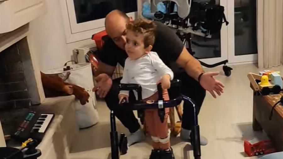 Έκανε τα πρώτα του βήματα: Ο μικρός Παναγιώτης Ραφαήλ στάθηκε όρθιος και φώναζε «Θα κάνω χαμό»