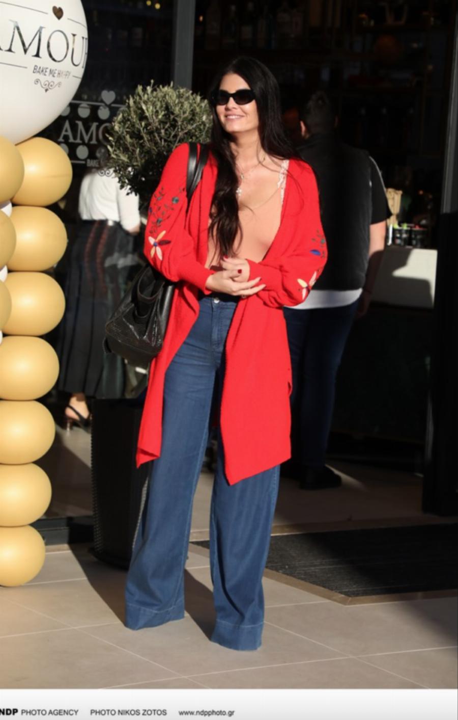 Όλες τρέχουν να αγοράσουν το τζιν της Μαρίας Κορινθίου: Φόρεσε τη Νο1 ανοιξιάτικη τάση και κολακεύει όλα τα σώματα