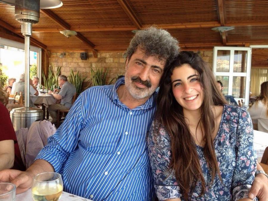 Με καταγάλανα μάτια και απαράμιλλη ομορφιά: Η κόρη του Παύλου Πολάκη είναι μια καλλονή σαν μοντέλο