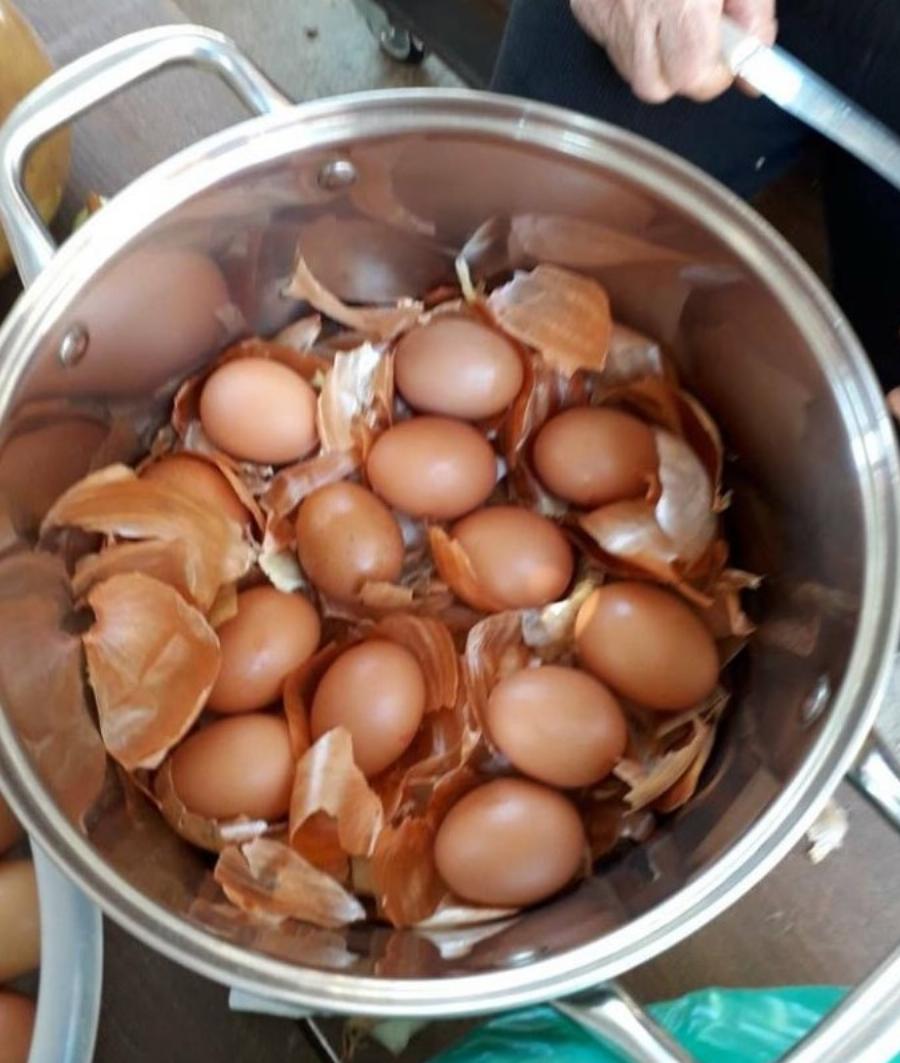 Η γιαγιά Ιωάννα για να πετύχετε το τέλειο χρώμα: Κρεμμύδια και μαργαρίτες για το βάψιμο των Πασχαλινών αυγών