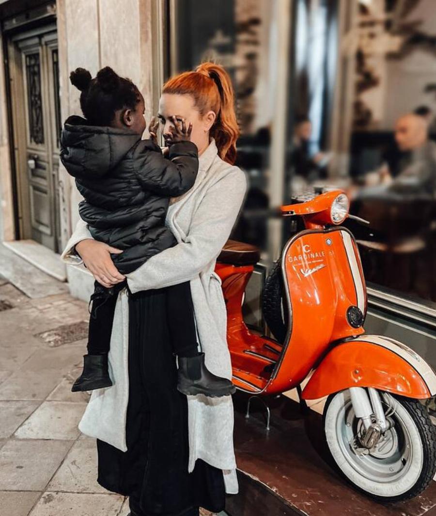 Έξι διάσημοι Έλληνες κουμπάροι: Οι νονοί celebrities και τα βαφτιστήρια τους που περιμένουν λαμπάδα