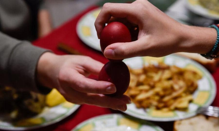 Ελληνικό Πασχαλινό τραπέζι: Αυτοί είναι οι 10 διαφορετικοί τύποι συγγενών που θα συναντήσεις σήμερα