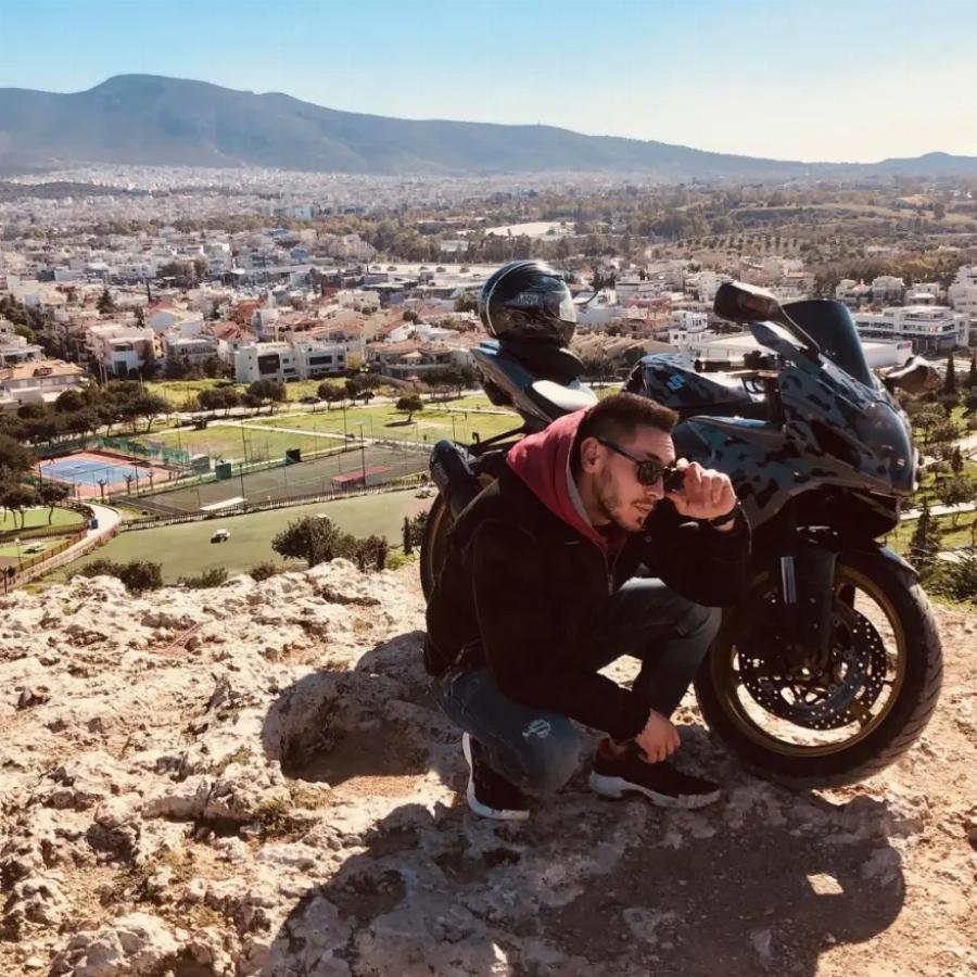 «Έφυγες καβάλα στη μηχανή για τον παράδεισο»: Φίλοι και συγγενείς αποχαιρετούν τον 28χρονο μετά το τροχαίο στον Άλιμο