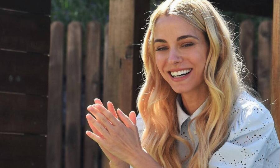 Με λευκό φόρεμα σαν Ελληνίδα θεά: Η Δούκισσα Νομικού στη βάπτιση των παιδιών της ήταν η πιο καλοντυμένη μαμά