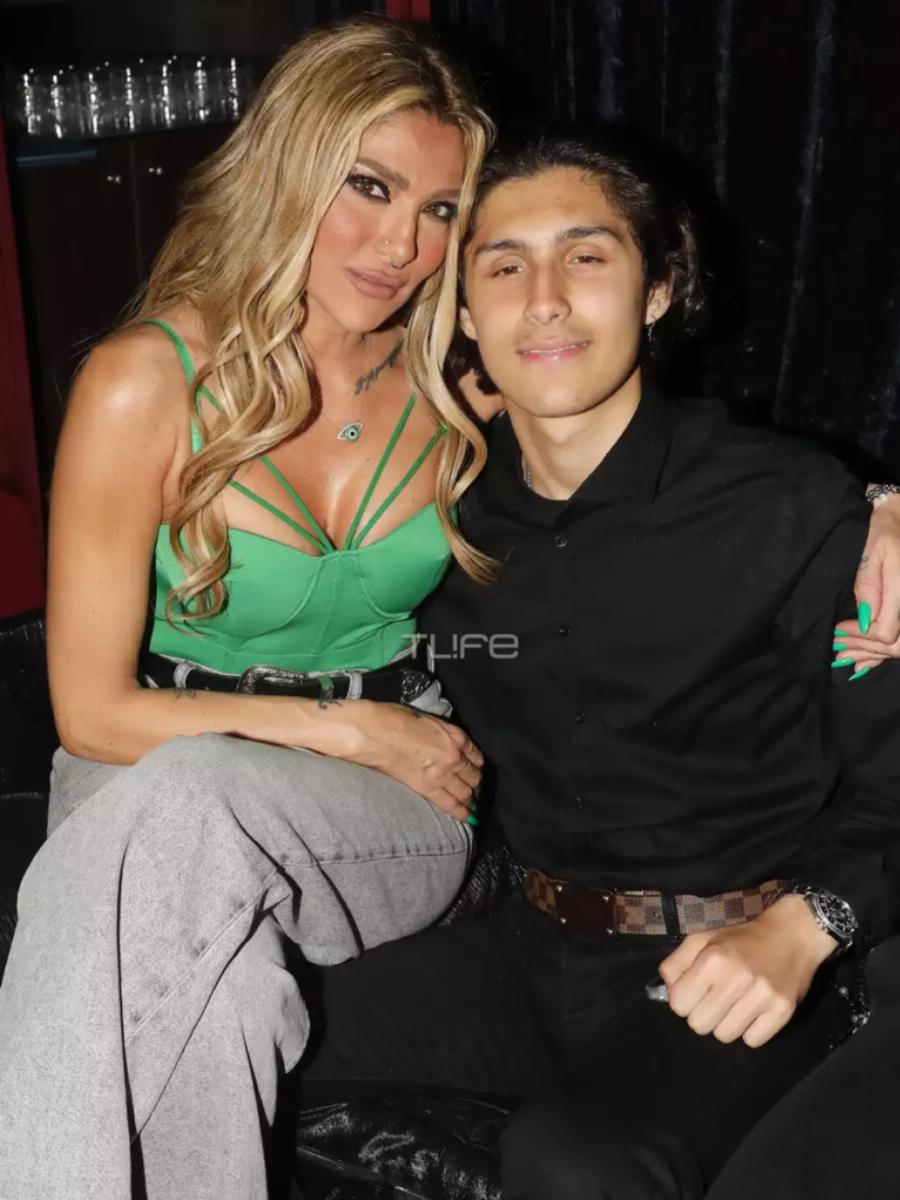 Η πρώτη εμφάνιση του στα μπουζούκια: Αντί να ακούν την Αγγελική Ηλιάδη να τραγουδάει έβλεπαν τον 17χρονο γιο της