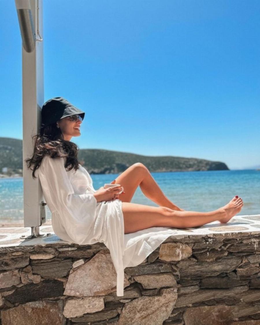 Πιο ανανεωμένη από ποτέ η Χριστίνα Μπόμπα: Πόζαρε με λευκό μπικίνι και είναι σαν αρχαία Ελληνίδα θεά