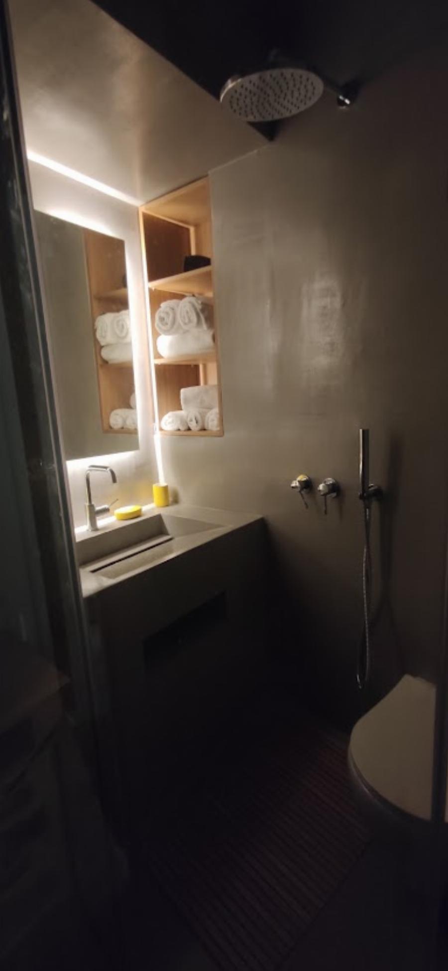 Το μικρότερο σπίτι της Αθήνας: Διαμέρισμα μόλις 11τμ στο Παγκράτι θυμίζει δωμάτιο πολυτελούς ξενοδοχείου