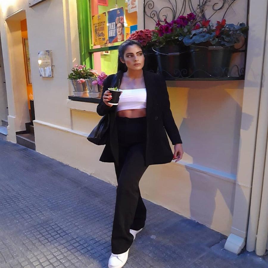 Με καταγάλανα μάτια και απαράμιλλη ομορφιά: Η κόρη του Παύλου Πολάκη είναι μια καλλονή σαν μοντέλο