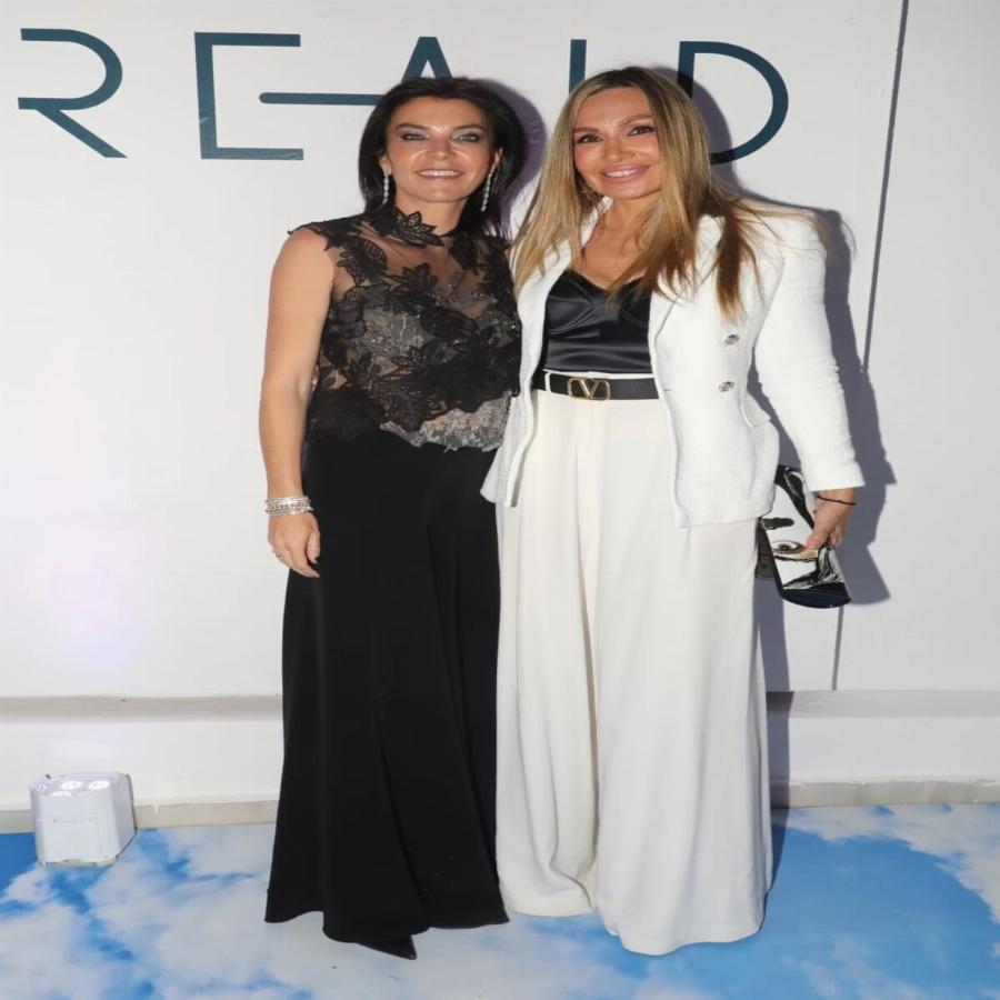 Μαγνήτισε τα βλέμματα: Η 18χρονη κόρη της Πετρουλάκη απαθανατίστηκε με ψηλοτάκουνα, μίνι και «τρέλανε» τα φλας