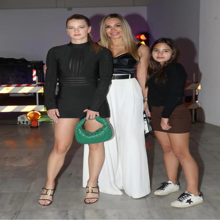 Μαγνήτισε τα βλέμματα: Η 18χρονη κόρη της Πετρουλάκη απαθανατίστηκε με ψηλοτάκουνα, μίνι και «τρέλανε» τα φλας