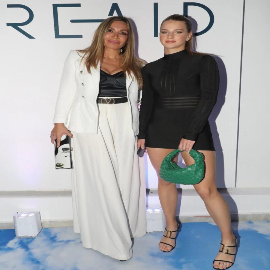 Μαγνήτισε τα βλέμματα: Η 18χρονη κόρη της Πετρουλάκη απαθανατίστηκε με ψηλοτάκουνα, μίνι και «τρέλανε» τα φλας