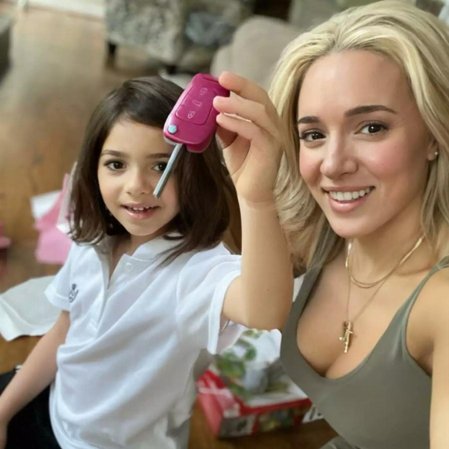 Σαν φωτοτυπία της Καλομοίρας: Η κόρη της τραγουδίστριας μεγάλωσε και μοιάζει εκπληκτικά στη μητέρα της