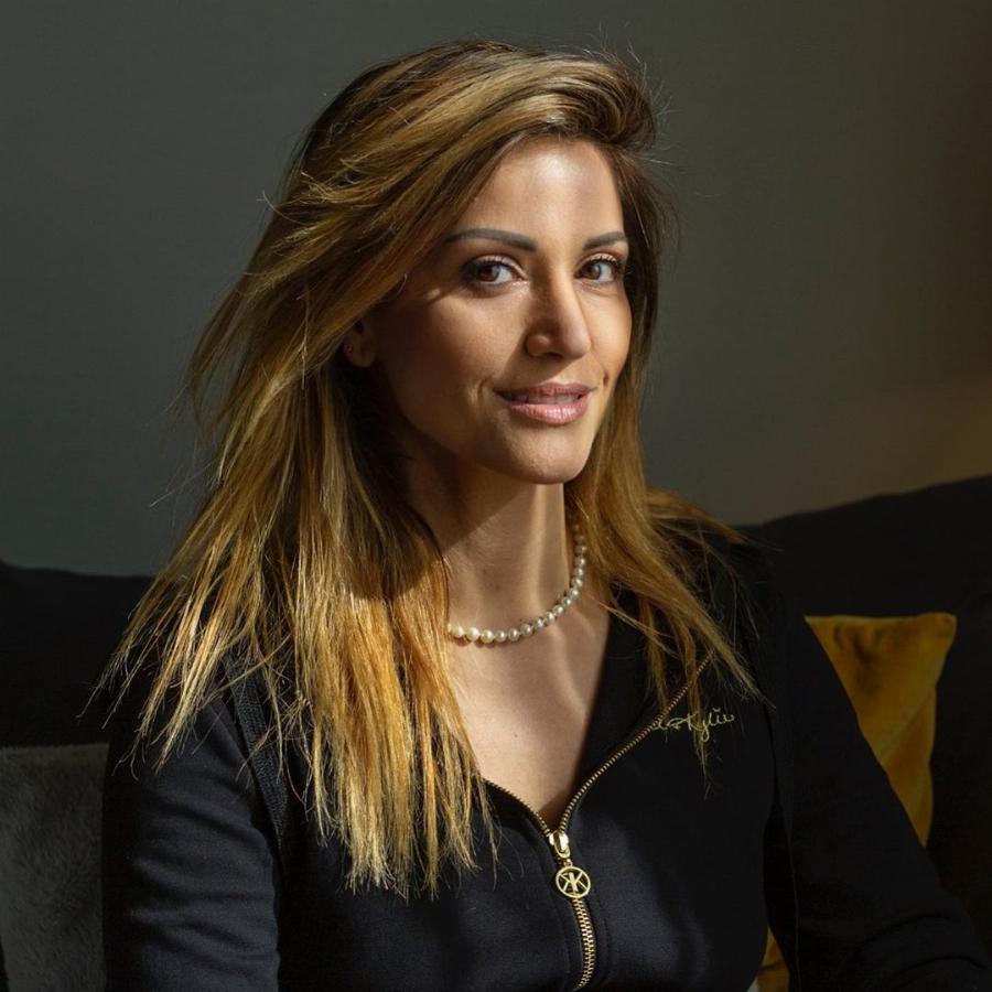 Κατάξανθη έγινε η Σοφία Παυλίδου: Η ηθοποιός άλλαξε ολοκληρωτικά και ποζάρει με τους 19χρονους γιους της