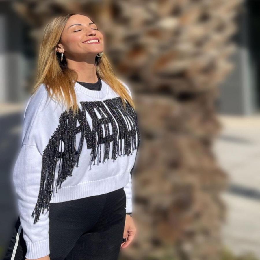 Κατάξανθη έγινε η Σοφία Παυλίδου: Η ηθοποιός άλλαξε ολοκληρωτικά και ποζάρει με τους 19χρονους γιους της