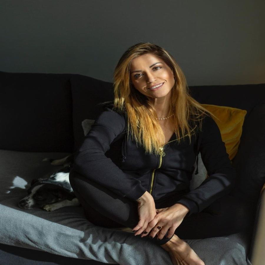 Κατάξανθη έγινε η Σοφία Παυλίδου: Η ηθοποιός άλλαξε ολοκληρωτικά και ποζάρει με τους 19χρονους γιους της