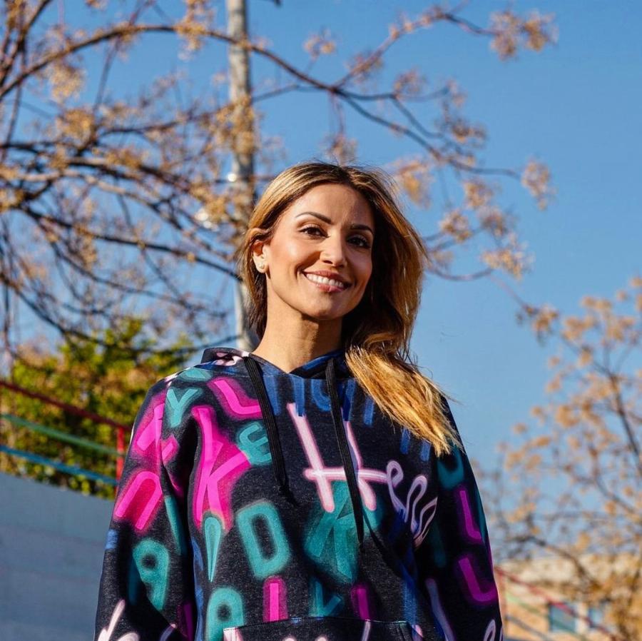 Κατάξανθη έγινε η Σοφία Παυλίδου: Η ηθοποιός άλλαξε ολοκληρωτικά και ποζάρει με τους 19χρονους γιους της