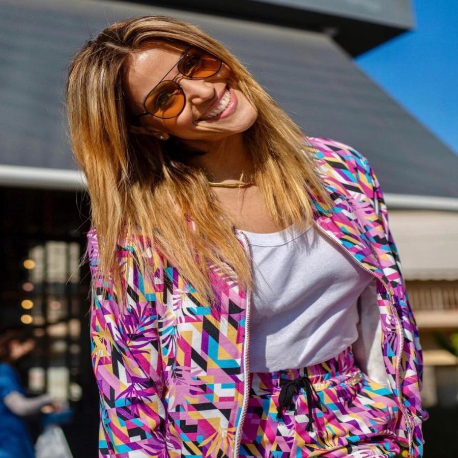 Κατάξανθη έγινε η Σοφία Παυλίδου: Η ηθοποιός άλλαξε ολοκληρωτικά και ποζάρει με τους 19χρονους γιους της