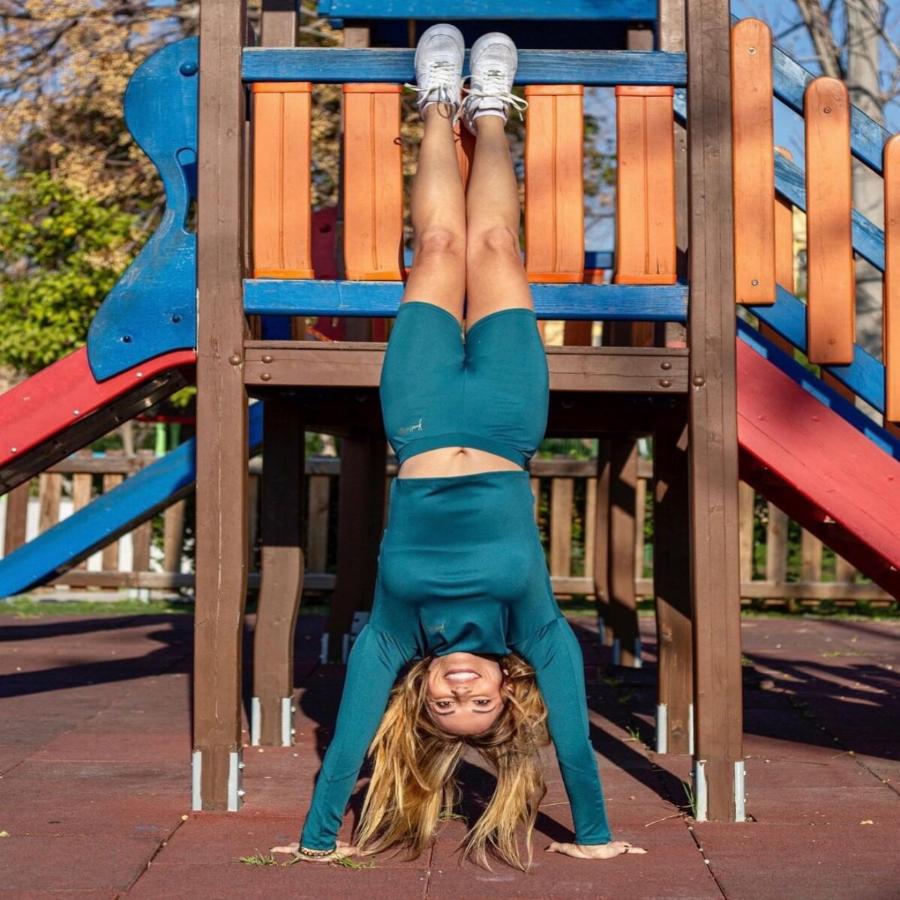 Κατάξανθη έγινε η Σοφία Παυλίδου: Η ηθοποιός άλλαξε ολοκληρωτικά και ποζάρει με τους 19χρονους γιους της