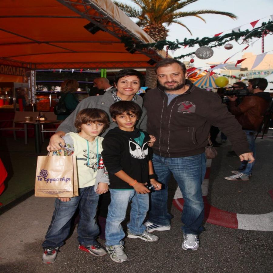 Κατάξανθη έγινε η Σοφία Παυλίδου: Η ηθοποιός άλλαξε ολοκληρωτικά και ποζάρει με τους 19χρονους γιους της