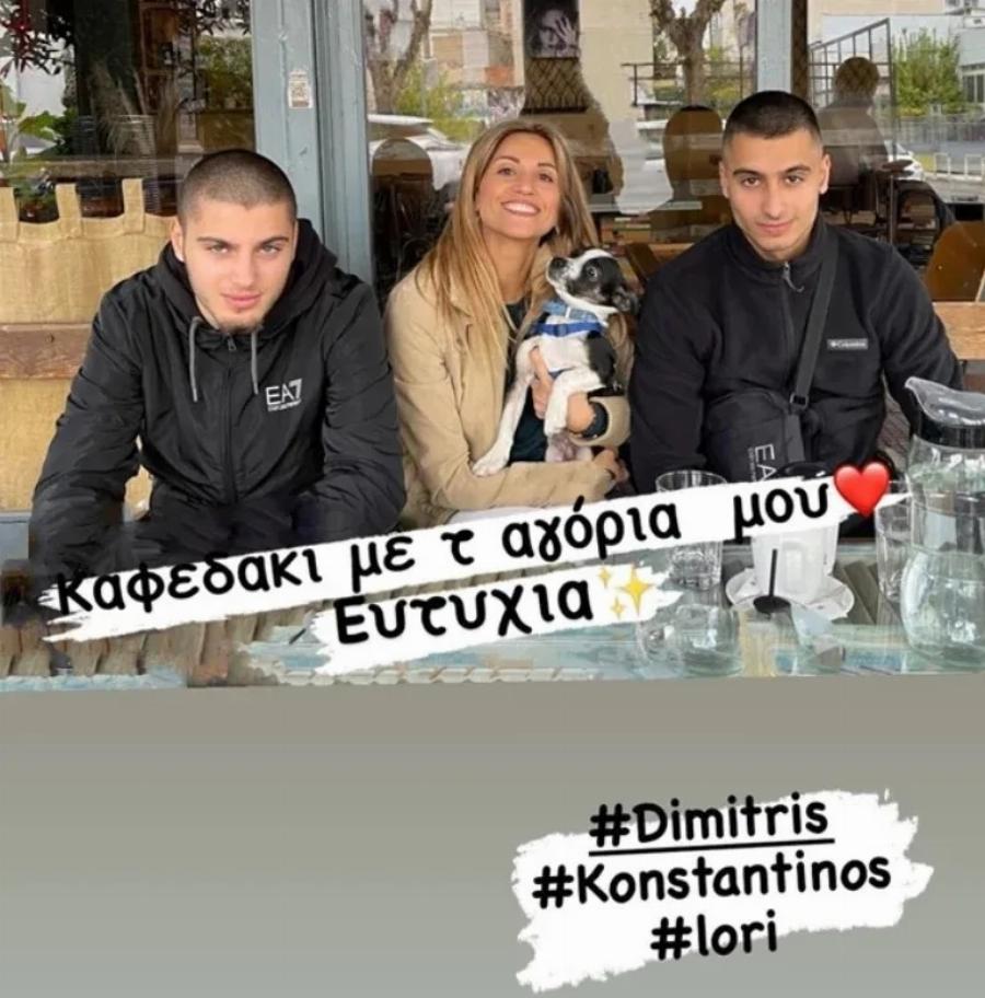 Κατάξανθη έγινε η Σοφία Παυλίδου: Η ηθοποιός άλλαξε ολοκληρωτικά και ποζάρει με τους 19χρονους γιους της