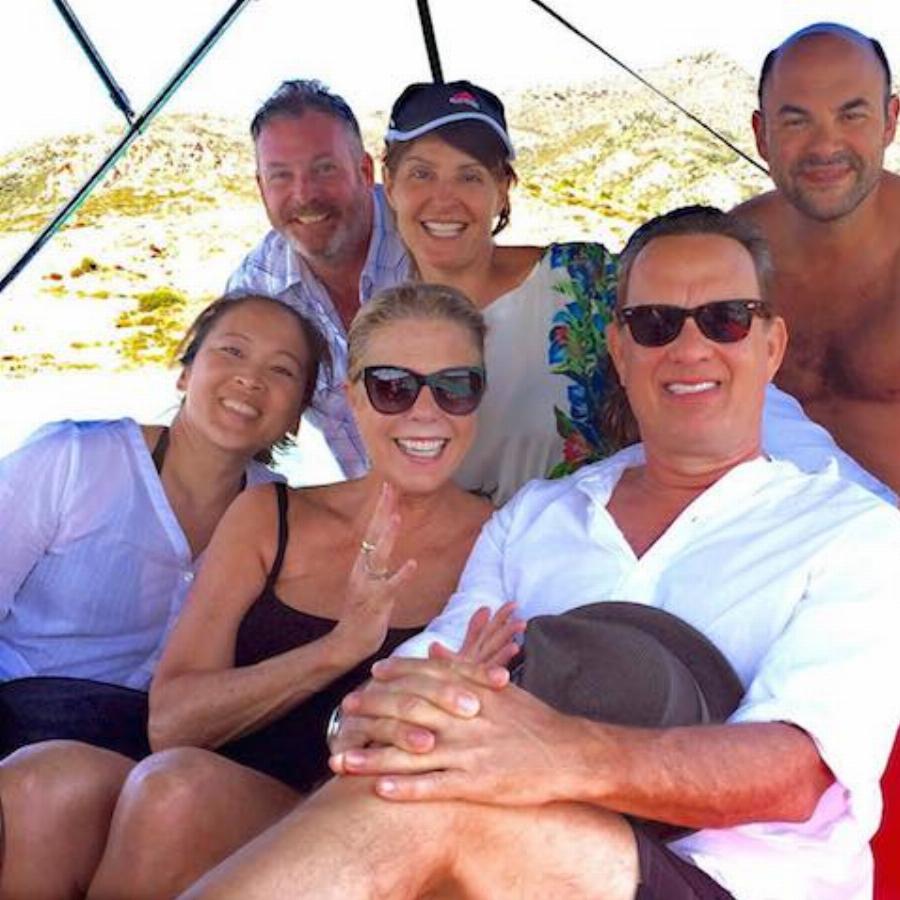 «Χριστός Ανέστη! Αληθώς Ανέστη!»: Η Ρίτα Γουίλσον μαζί με τον Τομ Χανκς εύχοται στα ελληνικά για την Ανάσταση