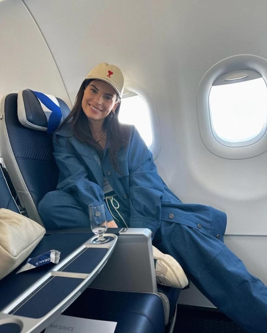 Αποθεώθηκε με το απόλυτο ταξιδιωτικό λουκ: Η Χριστίνα Μπόμπα άνετη, στιλάτη αλλά με 2 βασικά λάθη στις εικόνες της