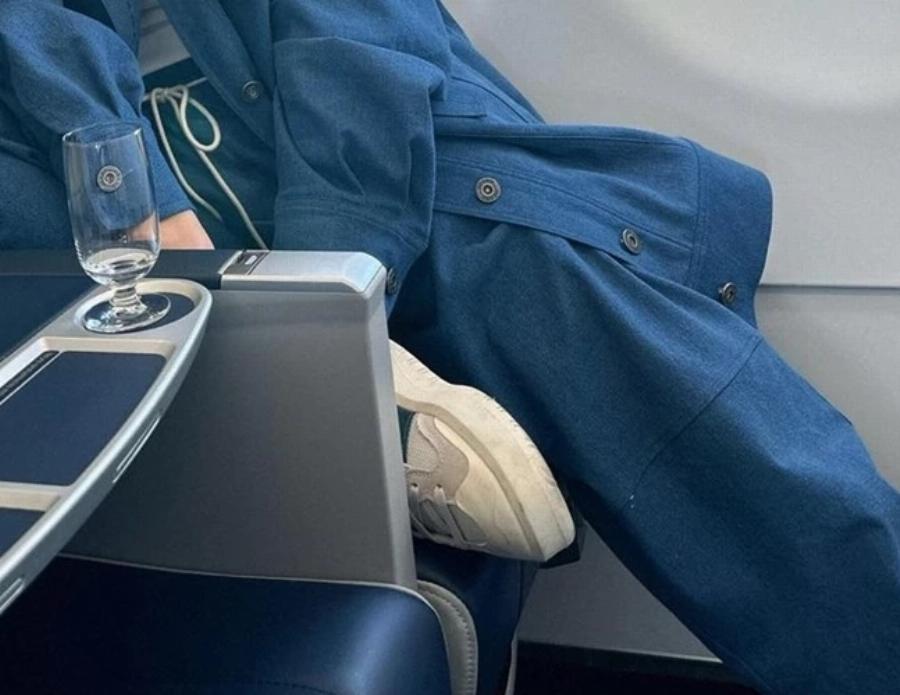 Αποθεώθηκε με το απόλυτο ταξιδιωτικό λουκ: Η Χριστίνα Μπόμπα άνετη, στιλάτη αλλά με 2 βασικά λάθη στις εικόνες της