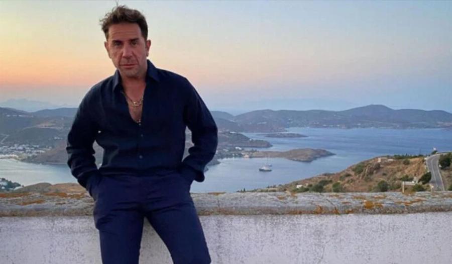 Ανατρεπτικός ο Γιώργος Μαζωνάκης: Πόζαρε με λευκό ράσο με φόντο την φύση και οι θαυμαστές έμειναν άφωνοι