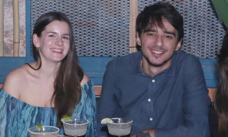 Πιο ερωτευμένος από ποτέ: Αυτή είναι η εντυπωσιακή καλλονή γιατρός, σύντροφος του «Μανόλη» του «Σασμού»