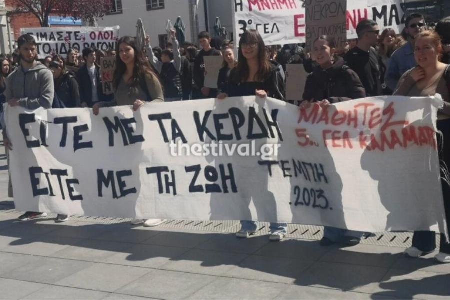 Ρίγη συγκίνησης με τη μητέρα του 22χρονου Γιώργου: “Πήγες στο μπαρ για ένα μπουκάλι νερό & από τότε σε περιμένουμε”