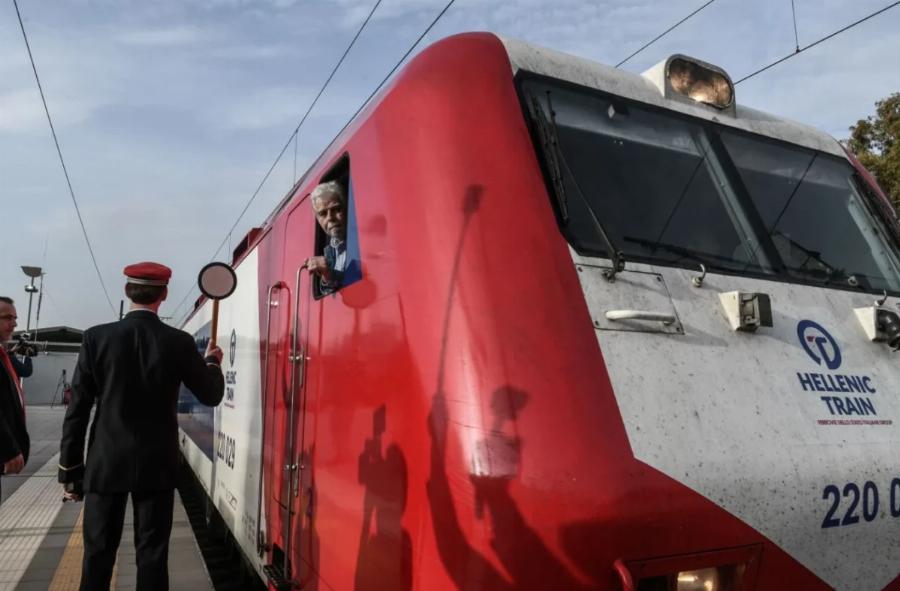 Ηellenic Train: Για πρώτη φορά μετά τη τραγωδία έφυγε το πρώτο δρομολόγιο τρένου – Ο Γιώργος Γεραπετρίτης στο πρώτο βαγόνι