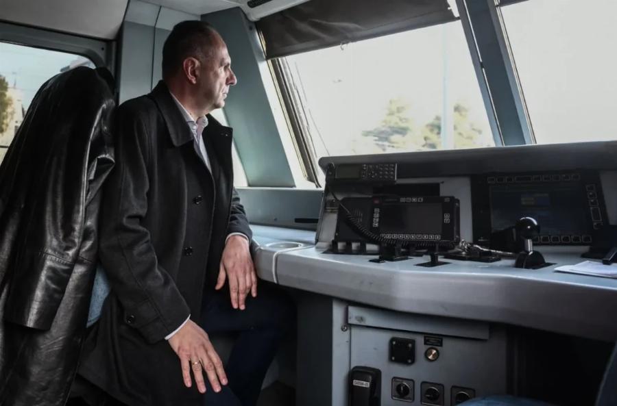 Ηellenic Train: Για πρώτη φορά μετά τη τραγωδία έφυγε το πρώτο δρομολόγιο τρένου – Ο Γιώργος Γεραπετρίτης στο πρώτο βαγόνι
