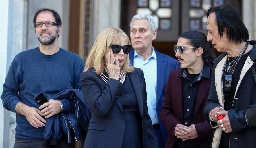 Συγκινητικές στιγμές στη Μητρόπολη Αθηνών: Ο καλλιτεχνικός κόσμος στη κηδεία της σπουδαίας ηθοποιού Κατερίνας Χέλμη