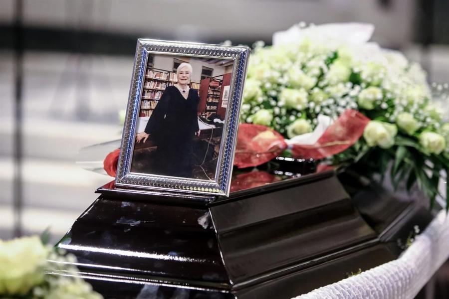 Συγκινητικές στιγμές στη Μητρόπολη Αθηνών: Ο καλλιτεχνικός κόσμος στη κηδεία της σπουδαίας ηθοποιού Κατερίνας Χέλμη