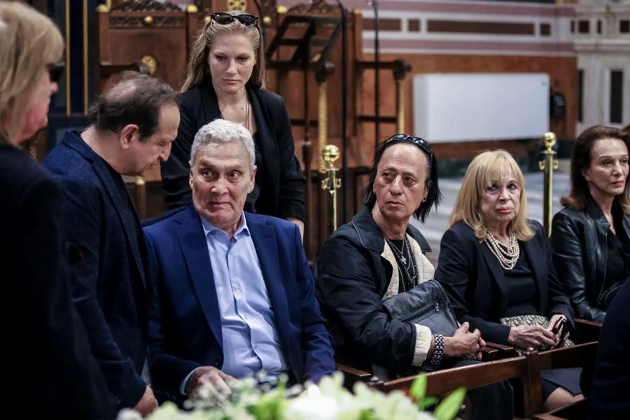 Συγκινητικές στιγμές στη Μητρόπολη Αθηνών: Ο καλλιτεχνικός κόσμος στη κηδεία της σπουδαίας ηθοποιού Κατερίνας Χέλμη