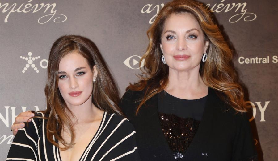 Στην Κέρκυρα η Άντζελα Γκερέκου: Πιστή στο έθιμο των Μπότηδων– Μαζί με τη κόρη της ρίχνει την κανάτα από το παράθυρο