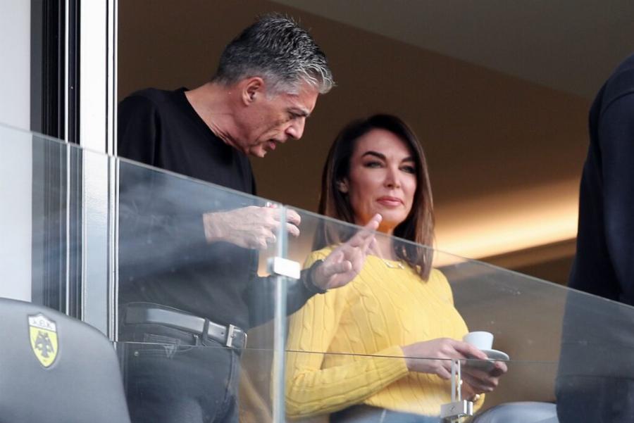 Όλοι την κοιτούσαν στο γήπεδο της ΑΕΚ: Με καφεδάκι η Τατιάνα Στεφανίδου μαζί με τον Ευαγγελάτο και τον γιο της