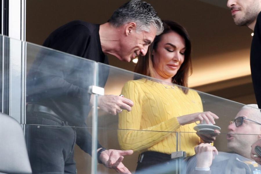 Όλοι την κοιτούσαν στο γήπεδο της ΑΕΚ: Με καφεδάκι η Τατιάνα Στεφανίδου μαζί με τον Ευαγγελάτο και τον γιο της