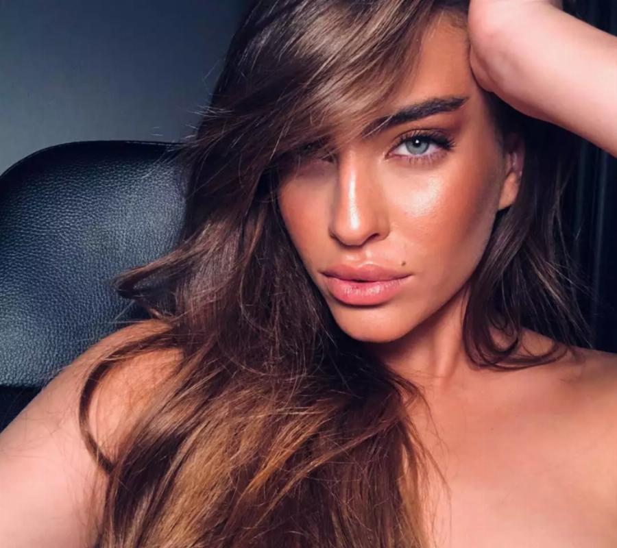 Μοντέλο, μικρότερη του και ίδια η Μαλέσκου: Όσα δεν γνωρίζατε για την Ασημένια που τρέλανε τον Οικονομόπουλο