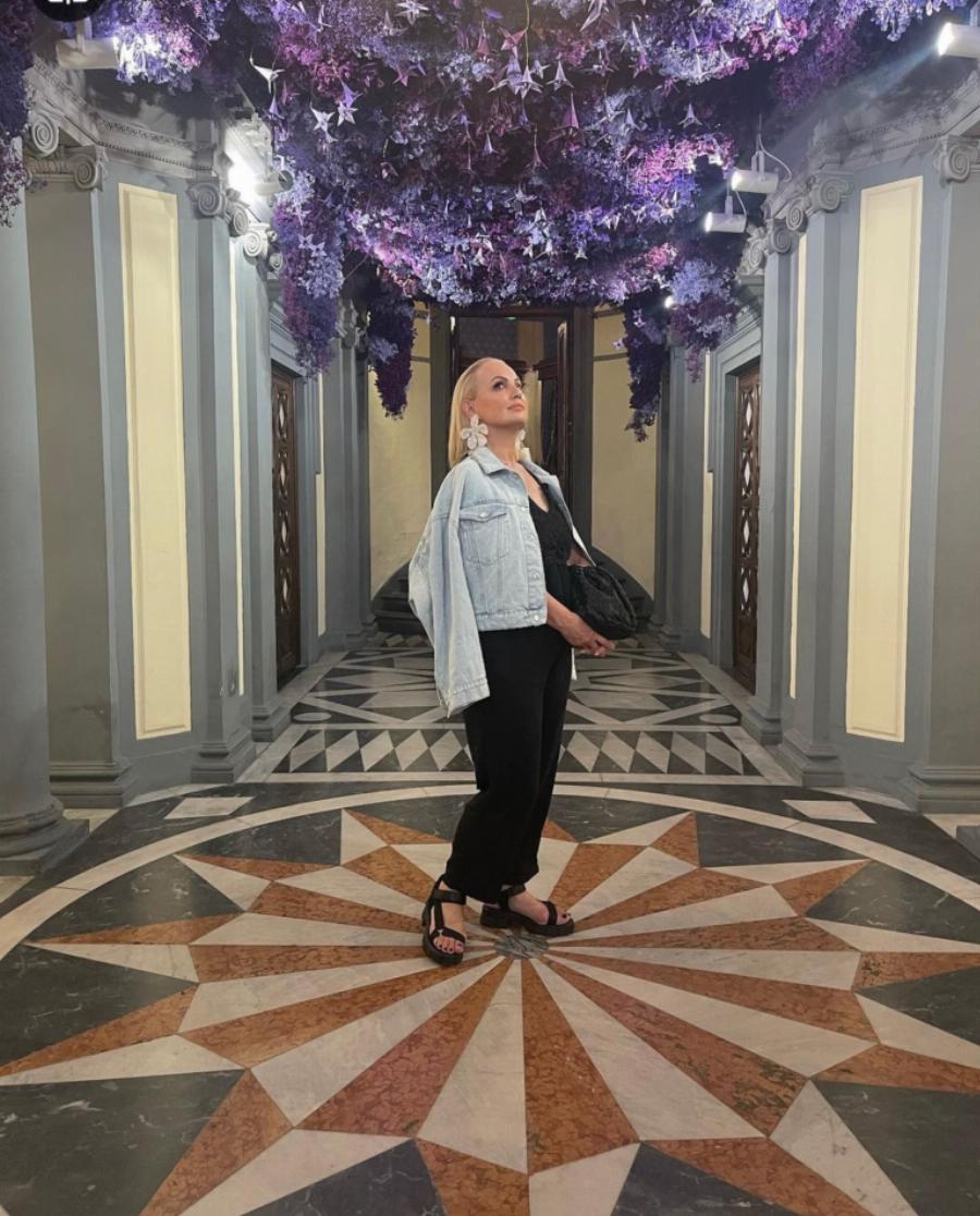 Ξανθιά καλλονή και σαν αδερφή της: Αυτή είναι η μητέρα της Ευγενίας Σαμαρά και είναι πανέμορφη σαν την ηθοποιό