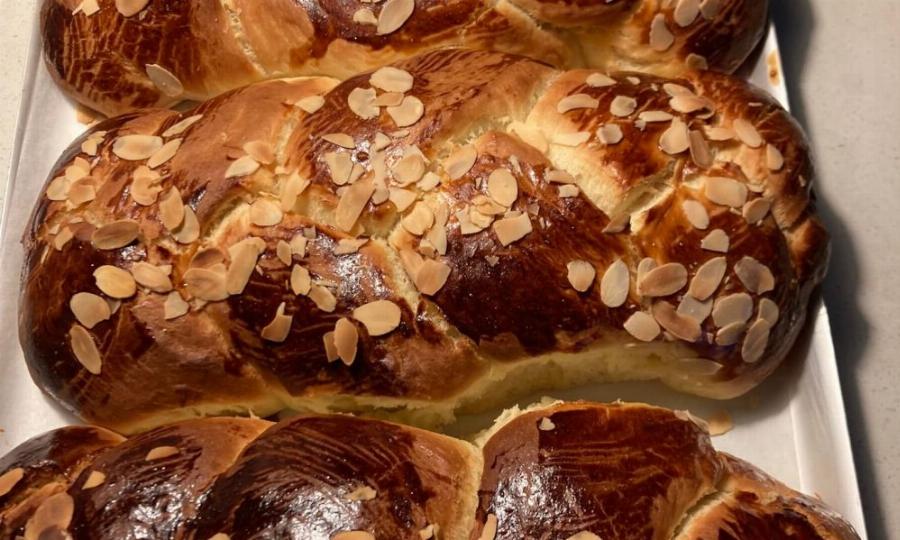 Χωρίς μίξερ και κόπο, έτοιμο σε 30′: Η συνταγή του Άκη για το πιο νόστιμο Πασχαλινό τσουρέκι