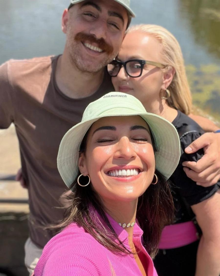 Ξανθιά καλλονή και σαν αδερφή της: Αυτή είναι η μητέρα της Ευγενίας Σαμαρά και είναι πανέμορφη σαν την ηθοποιό