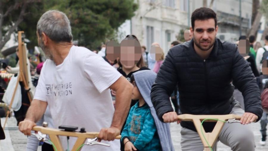 Όλη η Διονυσίου Αρεοπαγίτου τους κοίταζε: Ο Πολ Ευμορφίδης μαζί με τον γιο του, έκαναν ποδηλατάδα στο κέντρο της Αθήνας