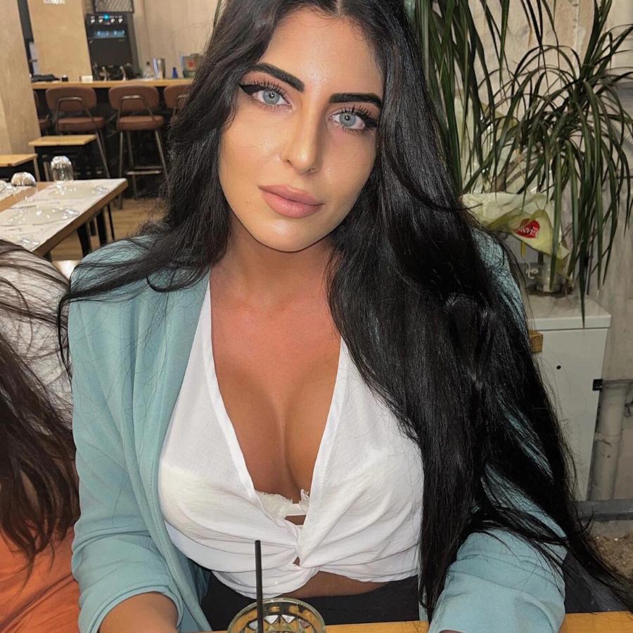 Με καταγάλανα μάτια και απαράμιλλη ομορφιά: Η κόρη του Παύλου Πολάκη είναι μια καλλονή σαν μοντέλο