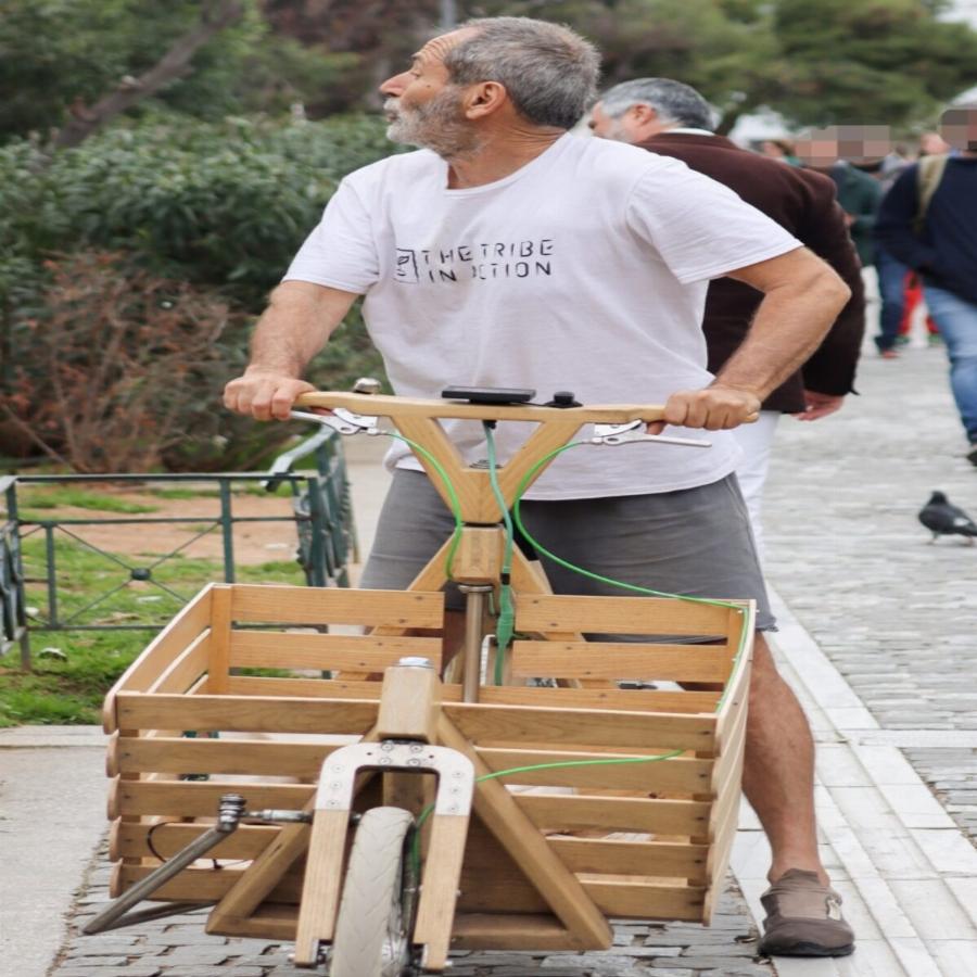 Όλη η Διονυσίου Αρεοπαγίτου τους κοίταζε: Ο Πολ Ευμορφίδης μαζί με τον γιο του, έκαναν ποδηλατάδα στο κέντρο της Αθήνας