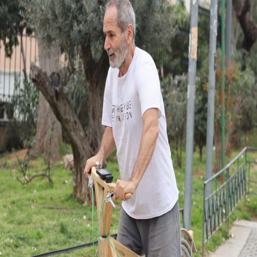 Όλη η Διονυσίου Αρεοπαγίτου τους κοίταζε: Ο Πολ Ευμορφίδης μαζί με τον γιο του, έκαναν ποδηλατάδα στο κέντρο της Αθήνας