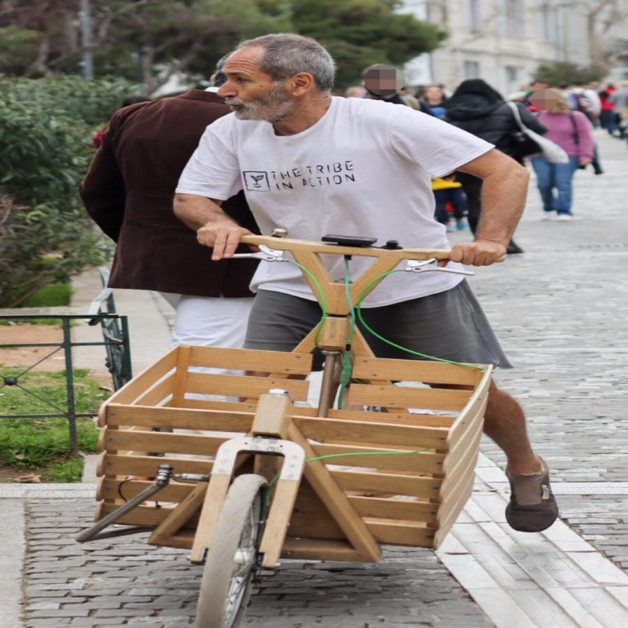 Όλη η Διονυσίου Αρεοπαγίτου τους κοίταζε: Ο Πολ Ευμορφίδης μαζί με τον γιο του, έκαναν ποδηλατάδα στο κέντρο της Αθήνας