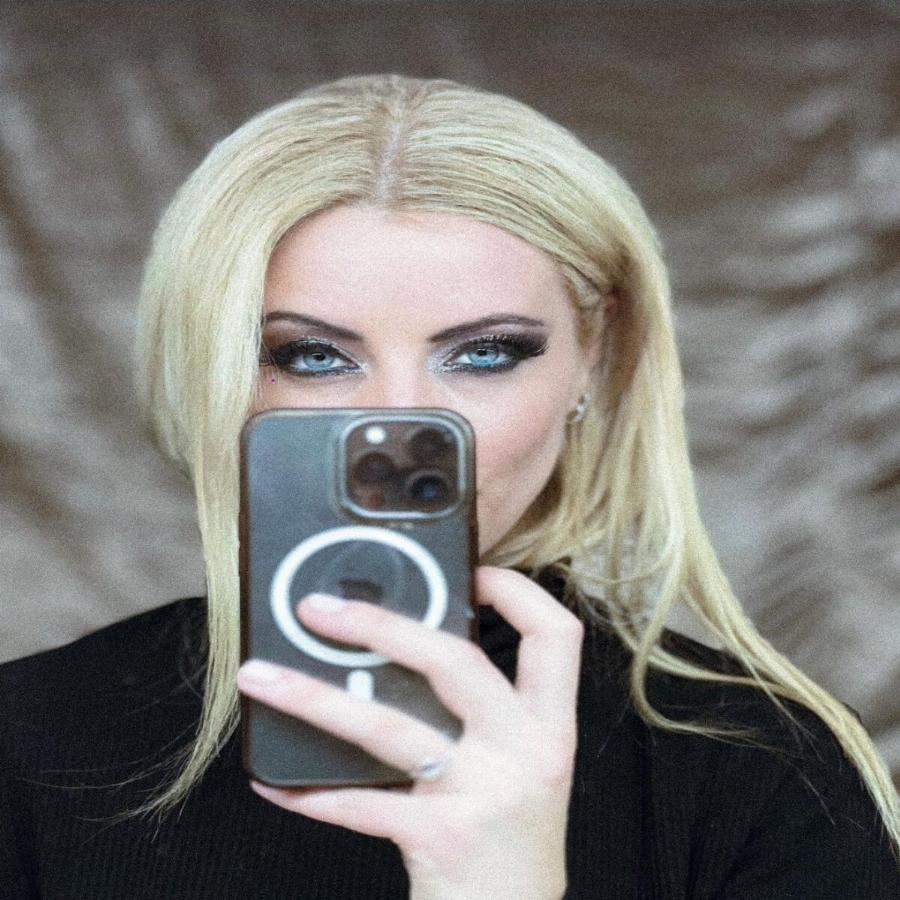 Μια από τις πιο όμορφες Ελληνίδες: Η κόρη της Υρώς Μανέ, Φαίδρα Νταϊόγλου έχει ταλέντο και είναι σαν μούσα οίκου μόδας