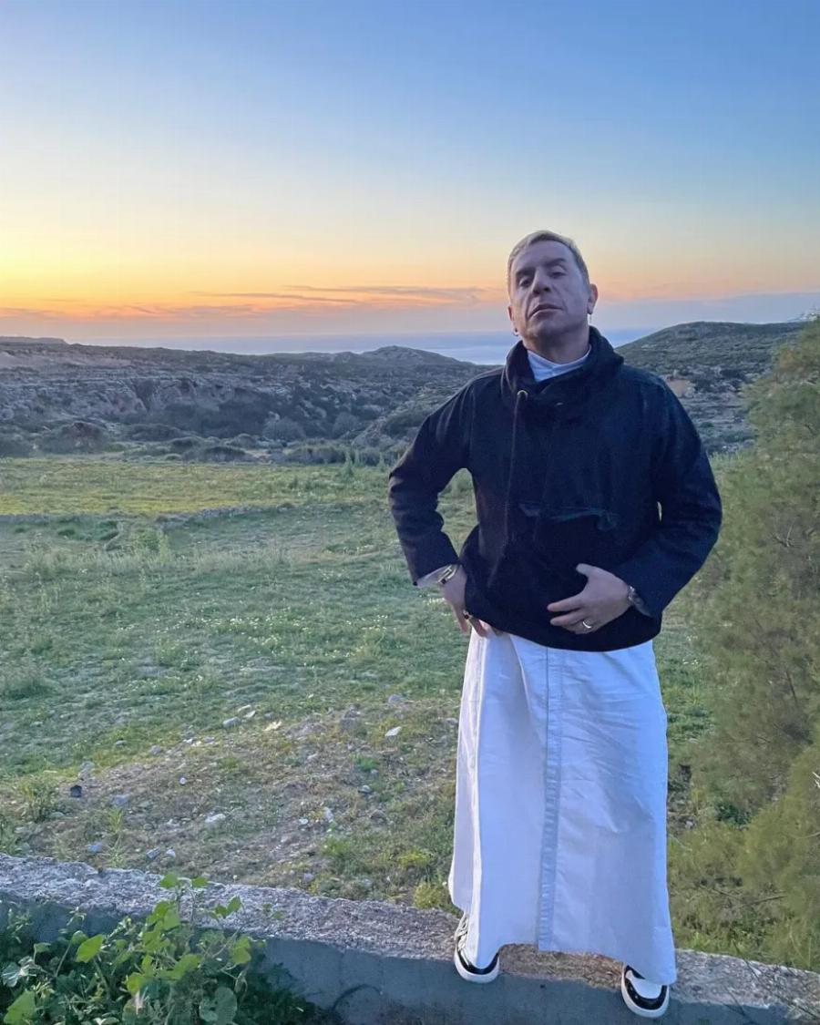 Ανατρεπτικός ο Γιώργος Μαζωνάκης: Πόζαρε με λευκό ράσο με φόντο την φύση και οι θαυμαστές έμειναν άφωνοι